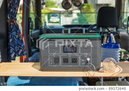 [Use a portable power supply when staying in the car] 89372640