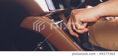 driving method Automatic transmission cars correctly and safely. 89373362