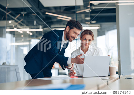 Mature female boss discussing online project with employee  89374143