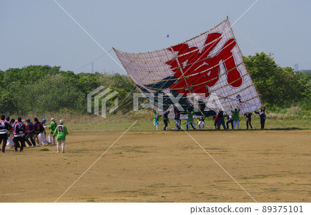2022 4th year of Reiwa New wind flying in the sky of a large kite in Zama City Sagami River 2022 4th year of Reiwa New wind flying in the sky of a large kite in Zama City Sagami River 89375101