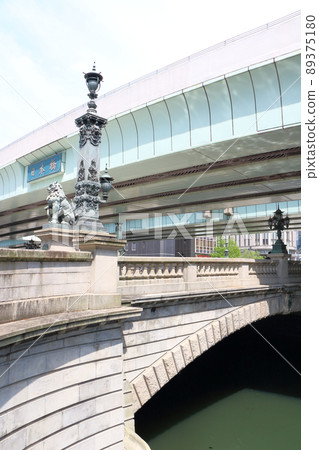 東京中央區日本橋和日本橋河上的首都高速公路 東京中央區日本橋和日本橋河上的首都高速公路 89375180