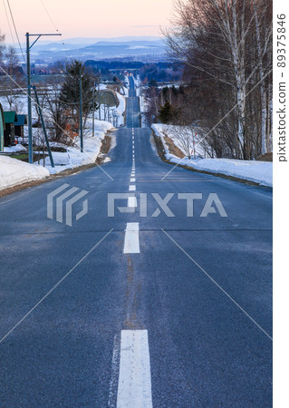 [Kamifurano-cho, Hokkaido] The road of the jet coaster where the snow melts 89375846