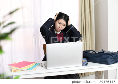 女學生在電腦前擔心 89376447