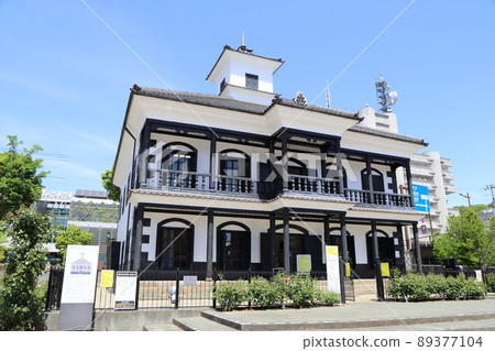 甲府站前的藤村紀念館是一座以黑白為基調的美麗建築。 89377104