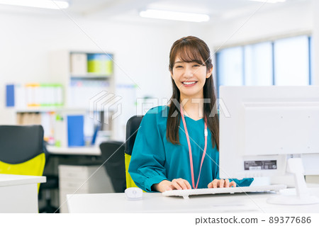 辦公室裡的年輕工程師女人 89377686