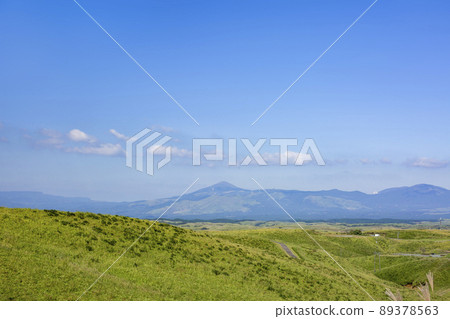 Overlooking Mt.Miyakobashi and Kuju Plateau from Daikan Peak 89378563