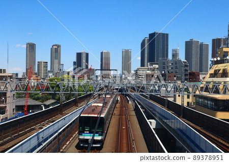 Meguro Line running against the background of Musashi Kosugi's high-rise condominiums 89378951