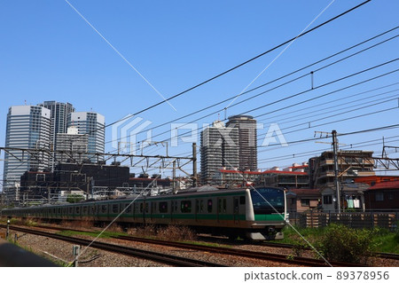 以新川崎高層公寓為背景的相鐵JR直達列車 89378956