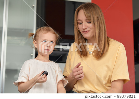 Beautiful caucasian mom and daughter eating rolls and sushi at family lunch at home. Delivery food. Traditional japanese food. 89379821