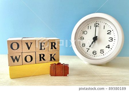 過度勞累的時鐘和包的形象 89380189