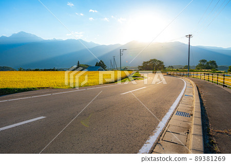 [Mitsumine no Oka, Kobuchisawa City, Yamanashi Prefecture] Light beam inserted from the mountain 89381269