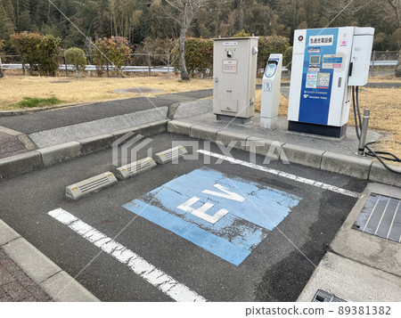 服務區電動車充電角 89381382