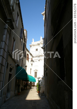 Back alley of Venice 89382378