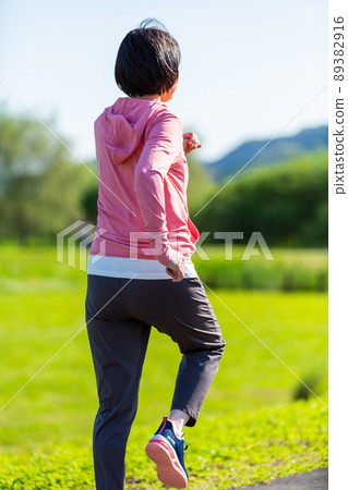 日本中年婦女在戶外公園鍛煉 日本中年婦女在戶外公園鍛煉 89382916