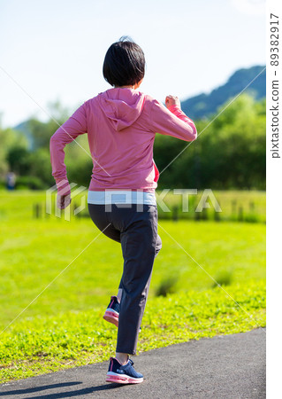 日本中年婦女在戶外公園鍛煉 89382917