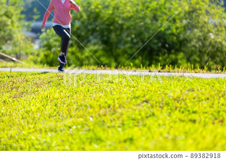 日本中年婦女在戶外公園鍛煉 日本中年婦女在戶外公園鍛煉 89382918