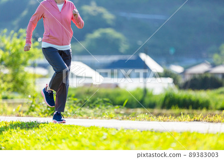 日本中年婦女在戶外公園鍛煉 89383003