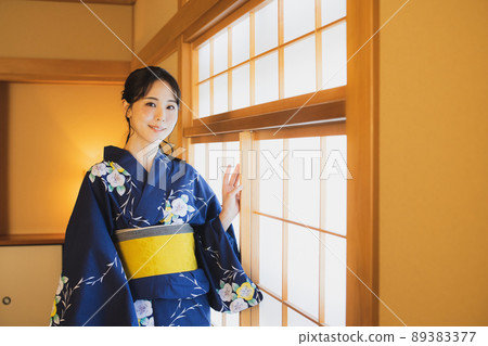 Japanese-style room for women in yukata Japanese-style room for women in yukata 89383377