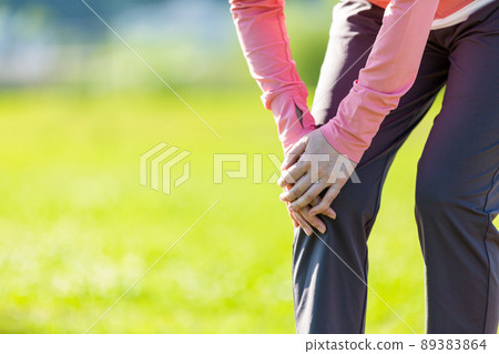 一名中年婦女在鍛煉時抱膝受傷 一名中年婦女在鍛煉時抱膝受傷 89383864