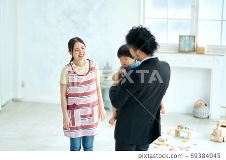Nursery pick-up scene 89384045