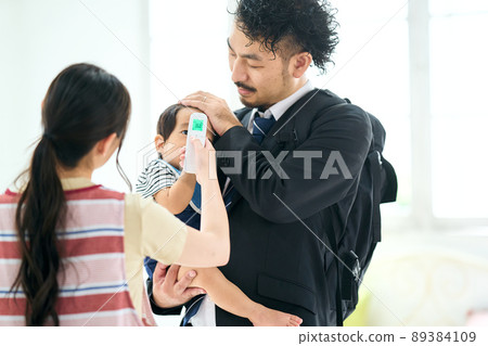 給孩子量體溫的幼兒園老師 89384109