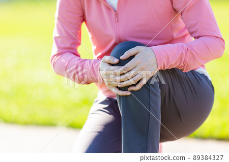 一名中年婦女在鍛煉時抱膝受傷 89384327
