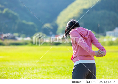 日本中年婦女在戶外公園鍛煉 日本中年婦女在戶外公園鍛煉 89384812
