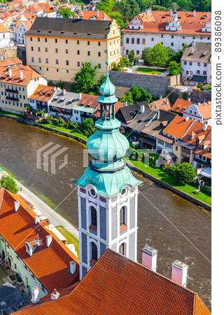 Aerial view of Cesky Krumlov city centre 89386098