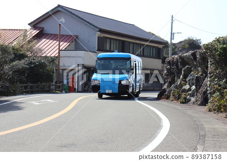 在室戶岬前的巴士路線上行駛的朝海岩鐵路的DMV 89387158