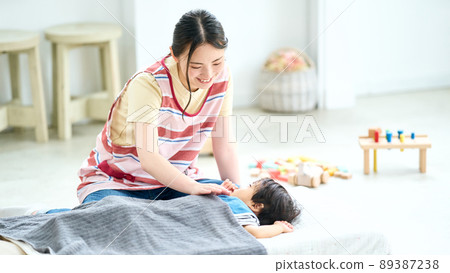 A female nursery teacher who puts her to sleep in a nursery school 89387238