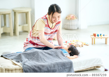 A female nursery teacher who puts her to sleep in a nursery school 89387239