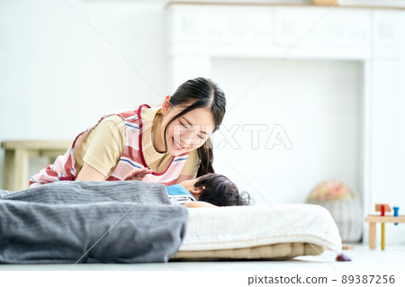 A female nursery teacher who puts her to sleep in a nursery school 89387256
