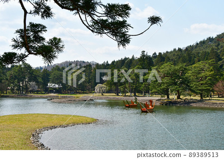 岩手縣平泉世界遺產毛辻淨土庭園大泉是池塘,龍脖子的船 岩手縣平泉世界遺產毛辻淨土庭園大泉是池塘,龍脖子的船 89389513