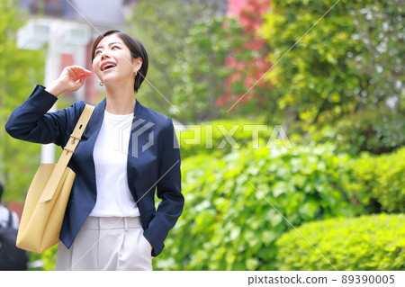 Woman in navy jacket looking up at the sky 1 89390005