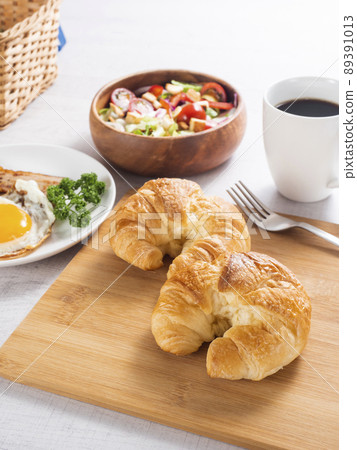 Croissant and bacon and egg breakfast 89391013