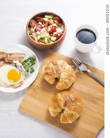 Croissant and bacon and egg breakfast Croissant and bacon and egg breakfast 89391016