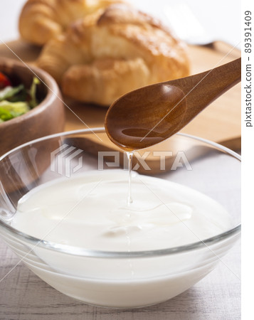 Sprinkle sesame oil on plain yogurt 89391409