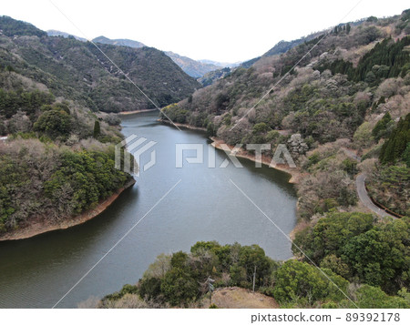 Shiiba 村 Shiiba 湖大壩岸邊的鳥瞰圖 89392178