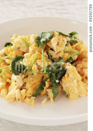 Stir-fried mitsuba and egg (home cooking) 89392789
