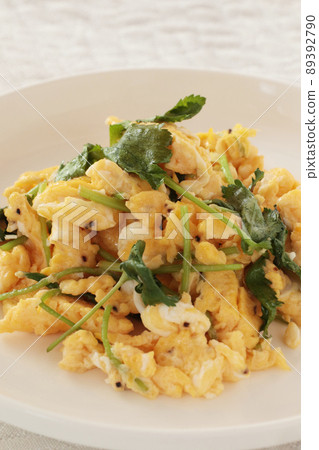 Stir-fried mitsuba and egg (home cooking) 89392790