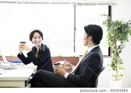 商務兩男一女面帶微笑會面 89393864