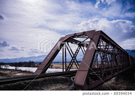 The Arato Iron Bridge in Shirataka Town, Yamagata Prefecture is a bridge over the Mogami River and is a scenic view point. 89394034