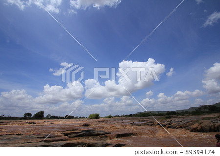 東察沃國家公園盧加德瀑布的流量 東察沃國家公園盧加德瀑布的流量 89394174
