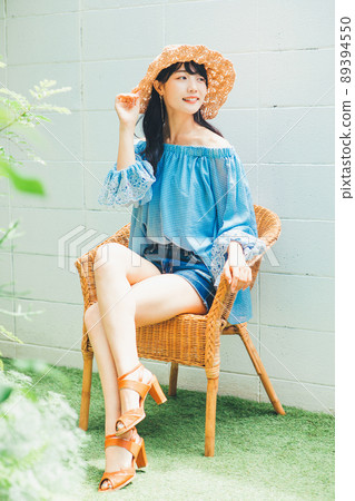 夏季時尚的女性 89394550