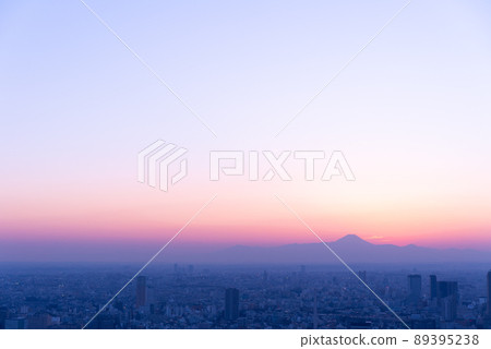 東京、富士山和黃昏的城市景觀 東京、富士山和黃昏的城市景觀 89395238