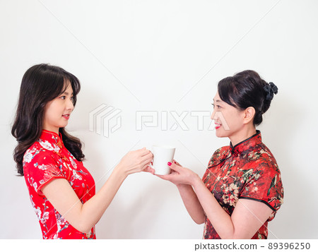 成熟的旗袍媽媽旗袍旗袍白底飲料（旗袍傳統旗）。 89396250