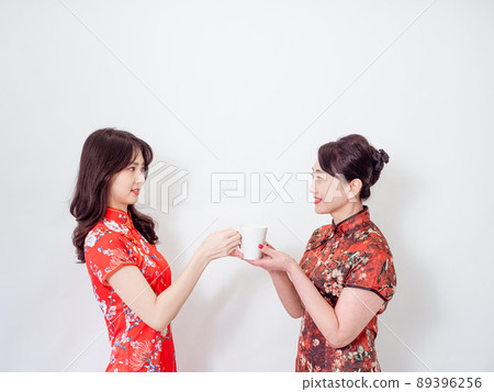 Mature Cheongsam Mother Cheongsam Cheongsam Beverage with a white background (Traditional flag by Cheongsam). 89396256