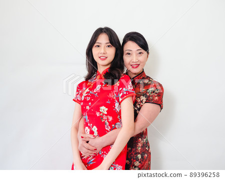 A mature cheongsam mother, a cheongsam cheongsam, a white background cheongsam (traditional flag by Tobori). 89396258