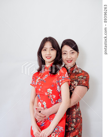 A mature cheongsam mother, a cheongsam cheongsam, a white background cheongsam (traditional flag by Tobori). 89396263