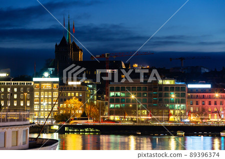 Cityscape of Geneva embankment in evening 89396374